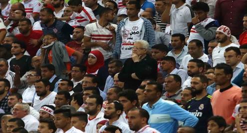 بالفيديو.. مرتضى منصور ينفعل على حياتو في منصة التتويج 